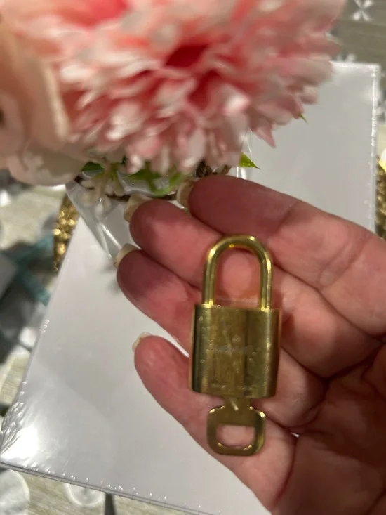 7018. ✨LUXURY✨ Louis Vuitton Lock and Key. #323 - Picture 3 of 4